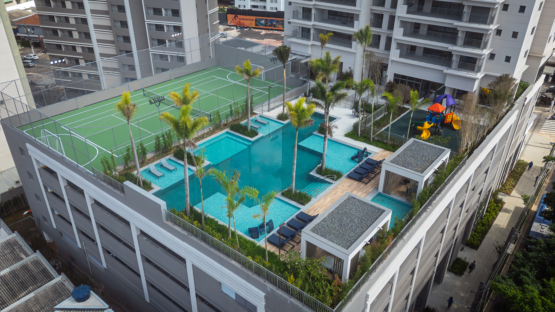 Vista ampla das áreas de lazer de empreendimento residencial